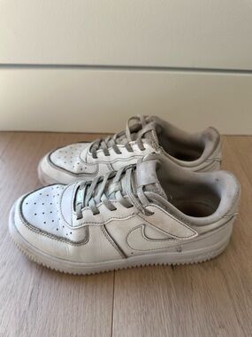 Nike Air Force one Kids White Low-Top Leather Sneakers with Silver Accents